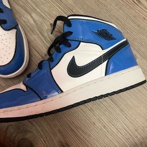 Air Jordan 1 Mid SE Signal Blue